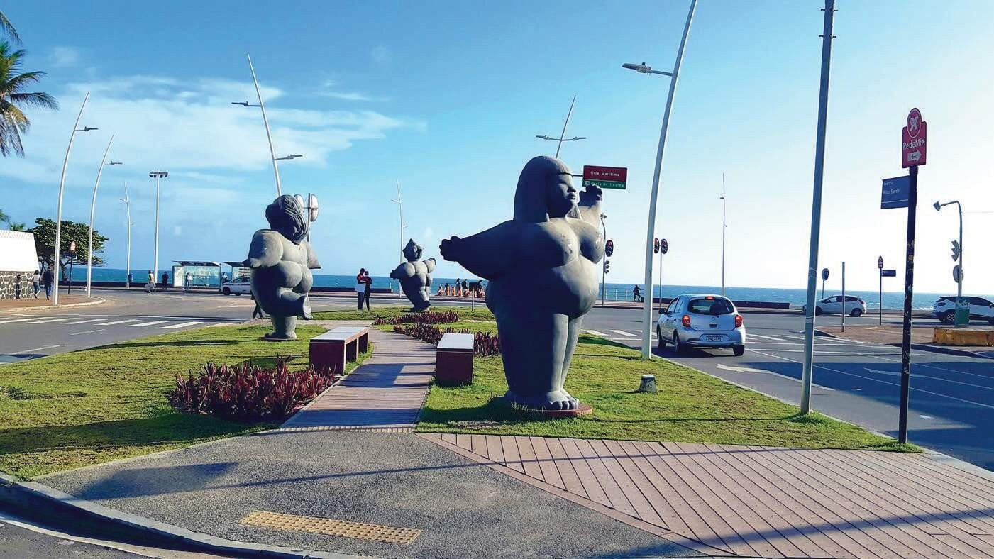 Monumento As Três Graças em frente ao Saint Bartz
