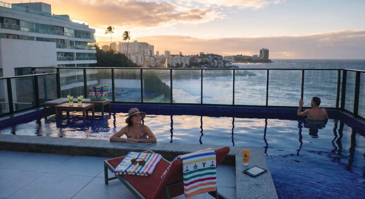 Rooftop com piscina e vista mar no Saint Bartz